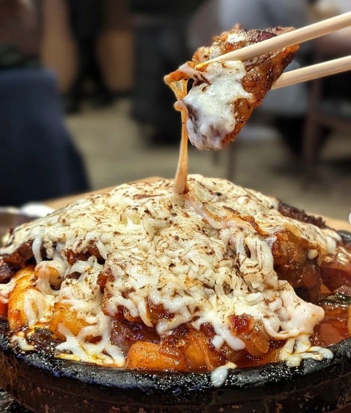 TheEatGuide's tweet photo. Prepare for a truly unique Korean dining experience at Daeho Korean BBQ &amp; Beef Soup! 

Pay attention to their warming beef soup, the ideal comfort food on a chilly day. T

📍@daeho_official
📸@lil_foodie

#TheEatGuide #DaehoKoreanBBQ #BeefSoup #KoreanFlavors #BBQGrillTable https://t.co/jStWRUcOXc