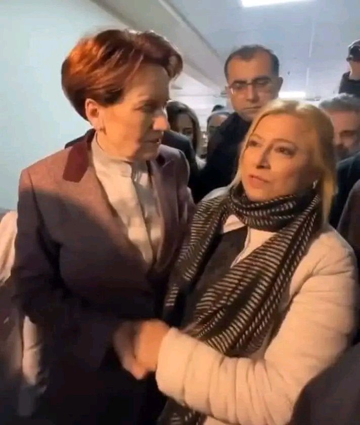 Herşeyiniz yalan,dolan.
Heryeriniz ihanet ve delalet.
Tiyatrolar ile halkı kandıracaklarını sananların şerefine, farklı kazanacağız.

#ŞerefinizleYenilin 
TİYATROCU MUHALEFET

#ErdoğanYenidenKazanacak