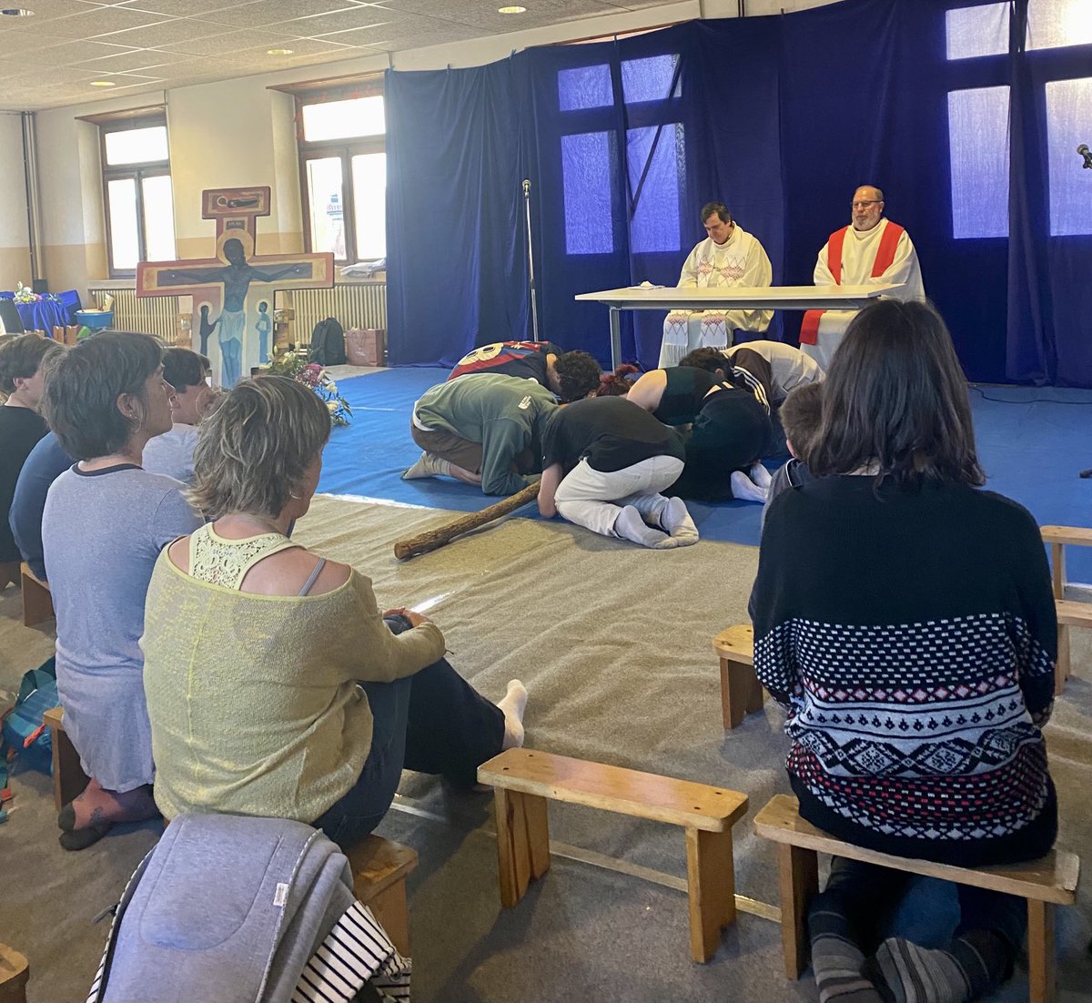 PasquaVic's tweet photo. Infants, adolescents, adults… Units a la creu de Jesus juntament amb als qui pateixen arreu del mon #laudatosi #sembremesperança ⁦@PasquaVic⁩ ⁦@claretiansCAT⁩ https://t.co/zR19phyiwA