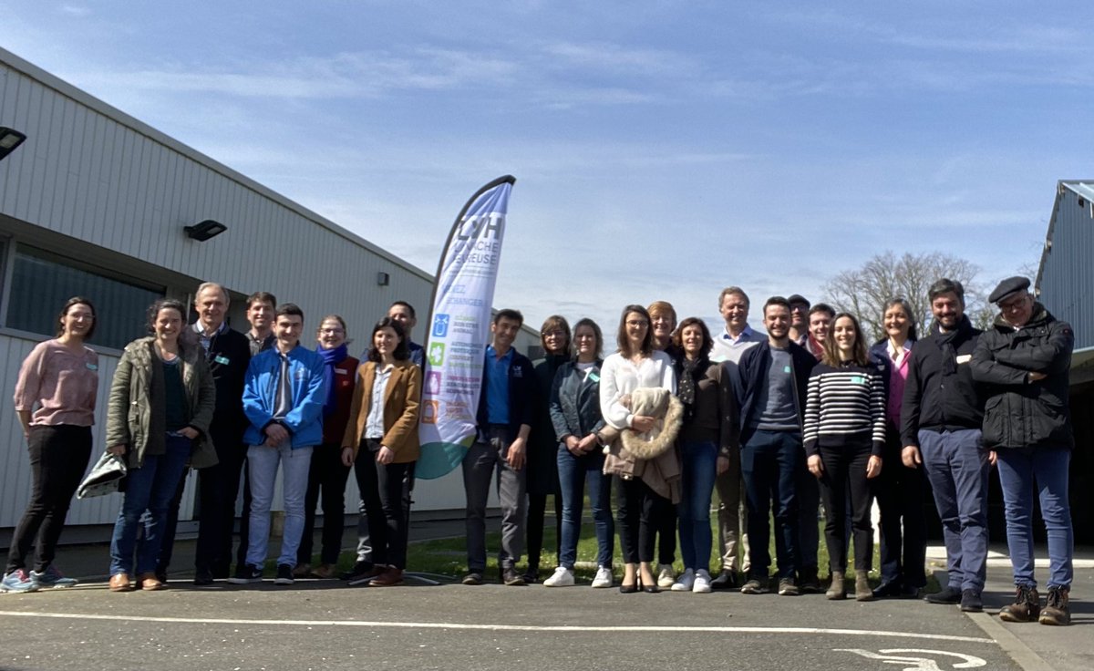 godet_sophie's tweet photo. Journée agro-écologie enthousiasmante avec l’Equipe lait #savencia, Anne Trombini #PADV et Anton Siegler #LVH. De la passion, de l’énergie, de nombreuses opportunités au service d’un sol vivant pour nous nourrir durablement ! 🐮💧🪱🐝🌳☀️😀#wearesavencia #agriculture #rse https://t.co/8SxznCJVw6