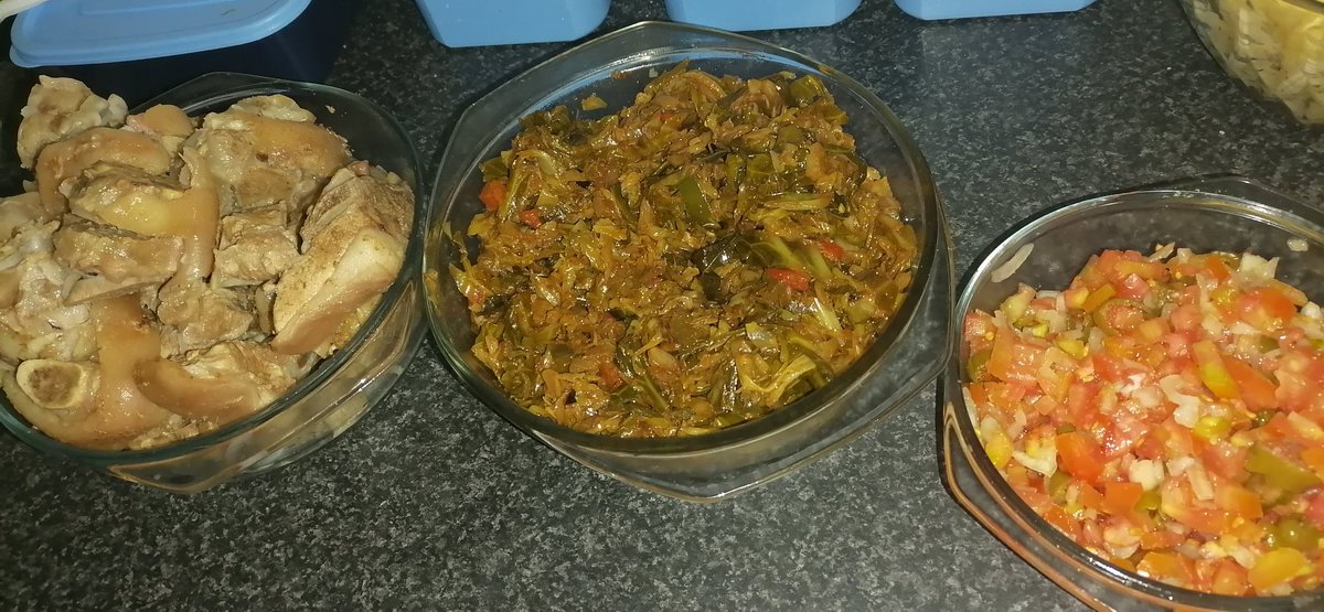 Smollicious1's tweet image. #PorkTrotters
#Cabbage
#Sambals
#Pap
#GoodFridayDinner