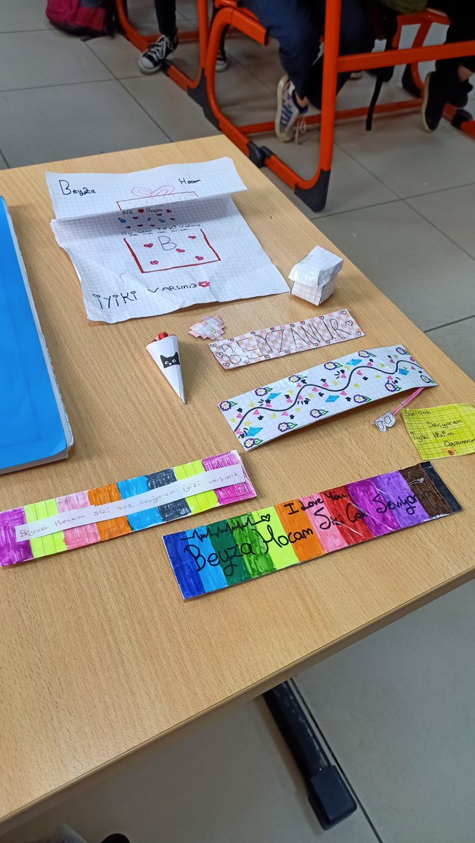 Sınav haftası sınıfa giriş yaptım.😅💙
#iyikiöğretmenim