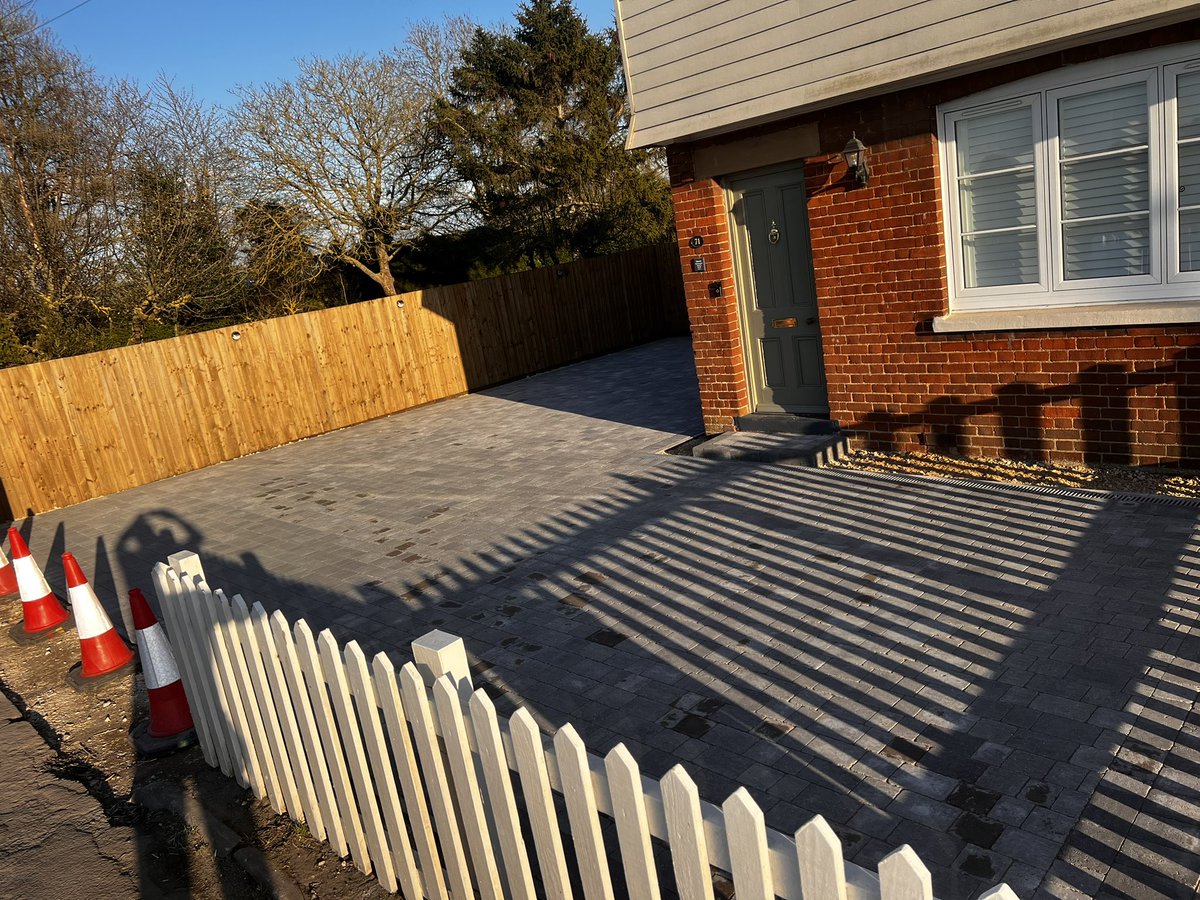 CamBlockPaving's tweet image. Finished driveway In Fordham this evening…. ✅