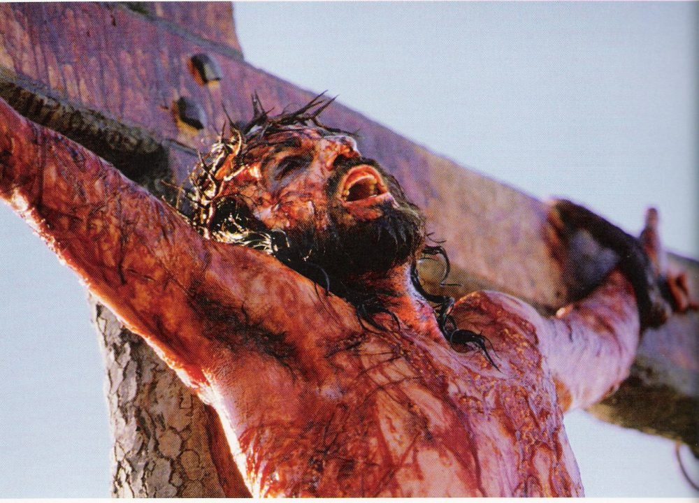 Desde el mediodía y hasta las 3 de la tarde el sol se eclipsó. El velo del Templo se rajó. 
Jesús, desde la cruz, con un grito exclama: "Padre, en tus manos encomiendo mi espíritu" y al decir esto expira.
#ViernesSanto #SemanaSanta2023