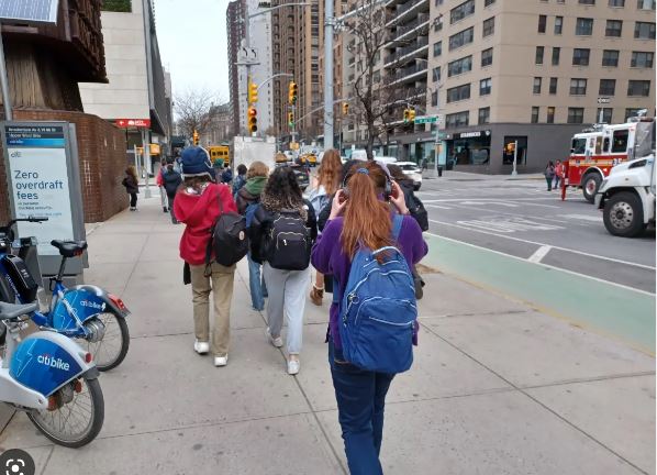 SIN24Horas's tweet photo. Proponen castigo severo en NY a quienes hagan llamadas falsas en escuelas #NoticiasSIN #Proponen #Castigosevero #Llamadasfalsas #Escuelas 

Más detalles en nuestro periódico https://t.co/Ovpz0o2vQa

https://t.co/MyQya6onUZ https://t.co/dAo1yq0OTI