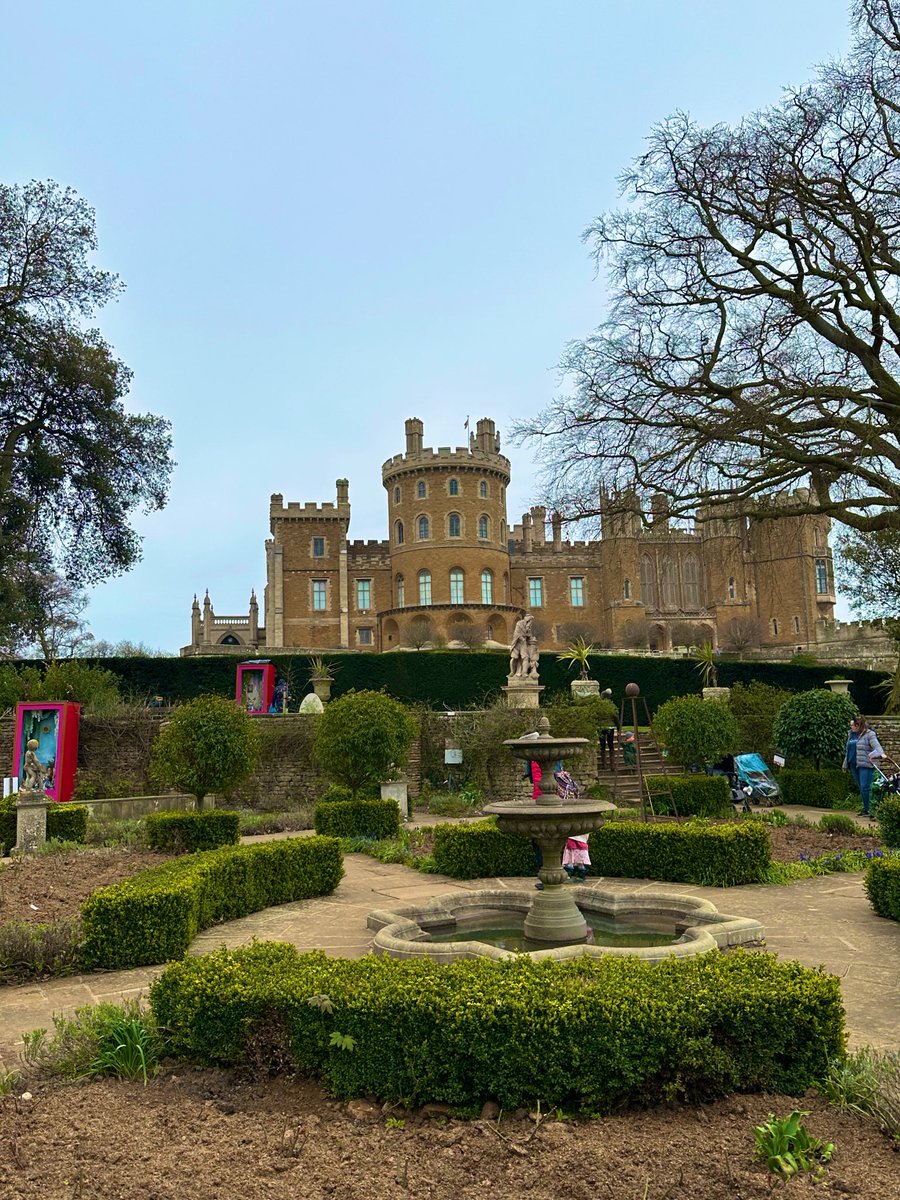 BuxusKing's tweet photo. Belvoir Castle 🏰
#Buxus #buchsbaum #buchs #boxtree #boxtrees #box #topiary #castle #garden #spring https://t.co/I26B3zWl4R