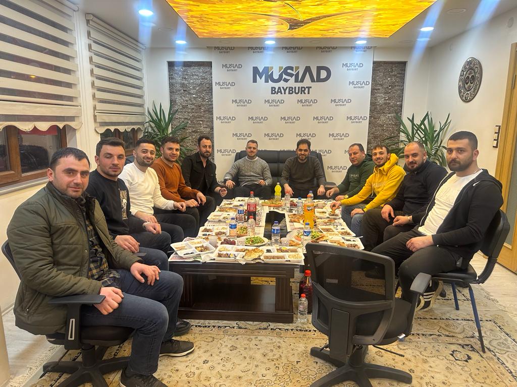 MÜSİAD Başkanımız Emre Bayrak, Genç MÜSİAD Bayburt Başkanımız Bahadır Çiftçi ve Genç MÜSİAD Üyelerimiz ile birlikte dernegimizde iftarda biraraya geldik.