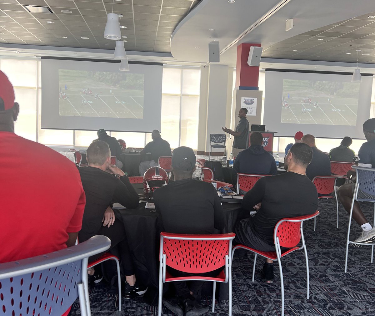 Coach_JLove's tweet image. Drills and examples of how to train playing the ball in the secondary…with another Tri-County Legend, our Corners Coach, @HarrisNOFLYZONE‼️

#Specifics
#TeachTheGame
#TriCountyTakeover☀️🌴🏈🦉