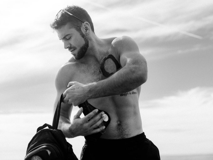 Watching me put on a backpack is cool.. But watching me with less clothes even cooler 😏 You know where<a href="/tag/mvsales"class="tags"><span>#mvsales</span></a><a href="/tag/mvgayboys"class="tags"><span>#mvgayboys</span></a>