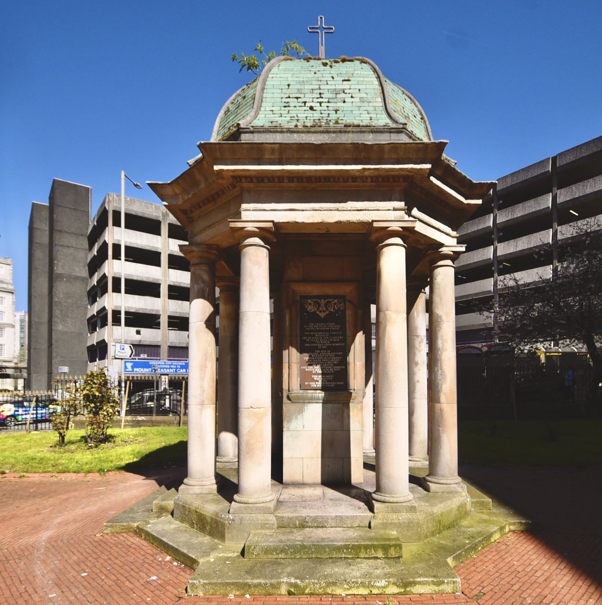 friendsofroscoe's tweet image. What a great Good Friday in Roscoe Gardens today. Blue skies, white blossom, daffodils and roses brighten up the grey environment 🤍💛💖💚

Perfect day for a litterpick, graffiti clean up and a saunter down to @RoscoeHead for a sunshine pint🍺