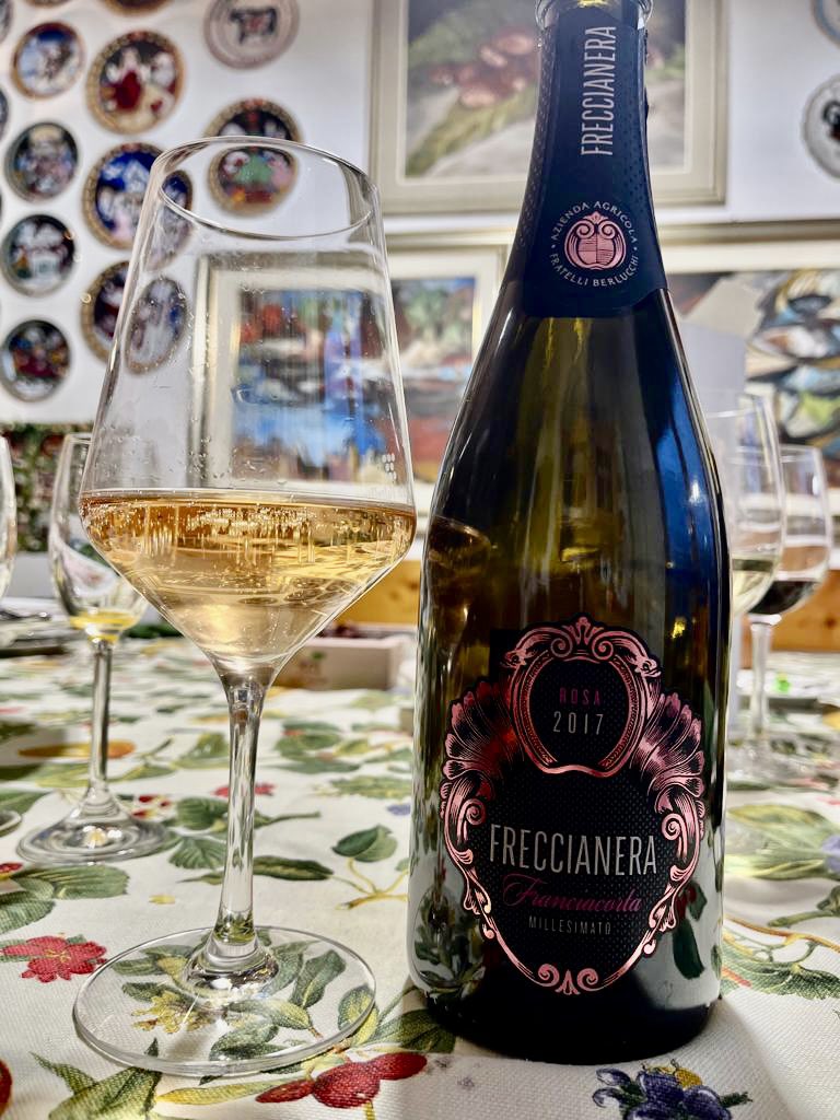 missaglia_sara's tweet image. 🎉Lo sparkling time segna sempre l’ora dei sorrisi😊.
.
Castello Bonomi e Fratelli Berlucchi: satén 2018 da Chardonnay sui lieviti per 72 mesi e un blend 2017 di Chardonnay e Pinot Nero in rosa, sui lieviti per 40 mesi.
.
#merenda #franciacorta #metodoclassico @Franciacorta