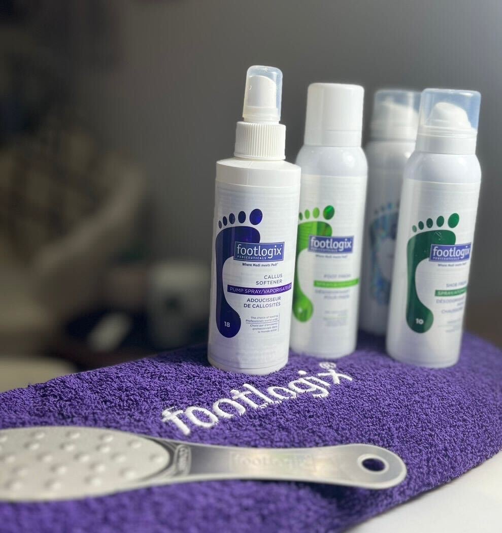 We are celebrating Footlogix Friday with @beautybyrachelherar ‘s gorgeous 5 Piece Intro Kit set-up! 💙 We offer FREE pre-recorded step by step training of this kit, sign on now!