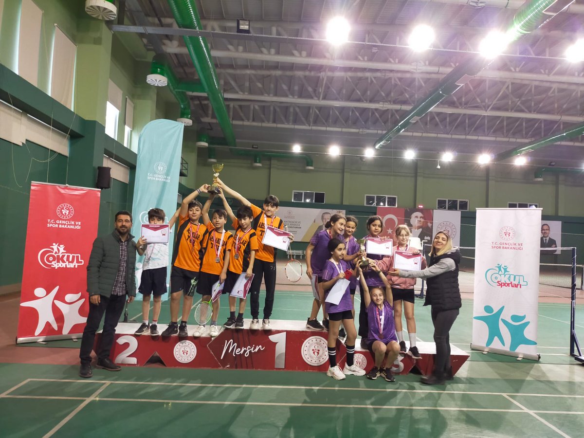 KuyulukMezitli's tweet photo. #Badminton dalında erkeklerde Mersin 🥈.si, kızlarda Mersin 🥉.sü olduk🏸🏆 Öğretmenimiz @fatosdoganci ve öğrencilerimizi tebrik ediyoruz👏👏👏
#spor
#badminton🏸 
#Mersin
#mezitli 
@MezitliMEM
@MersinMEM https://t.co/9wmERuX5qB