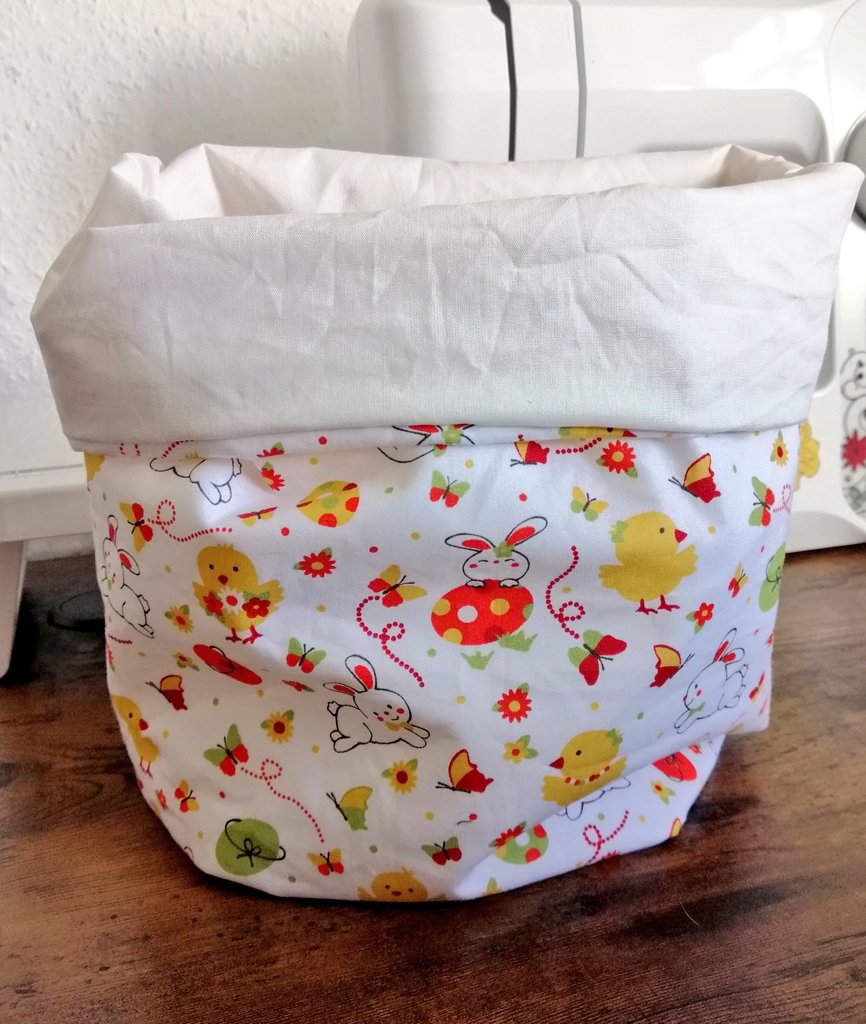 Heute war ein sehr produktiver Tag! 🧵

Das perfekte Muster für Ostersammeltäschchen 😁🐣🐇

#handarbeitsclub #ostern #nähen #hase #selfmade #stoff