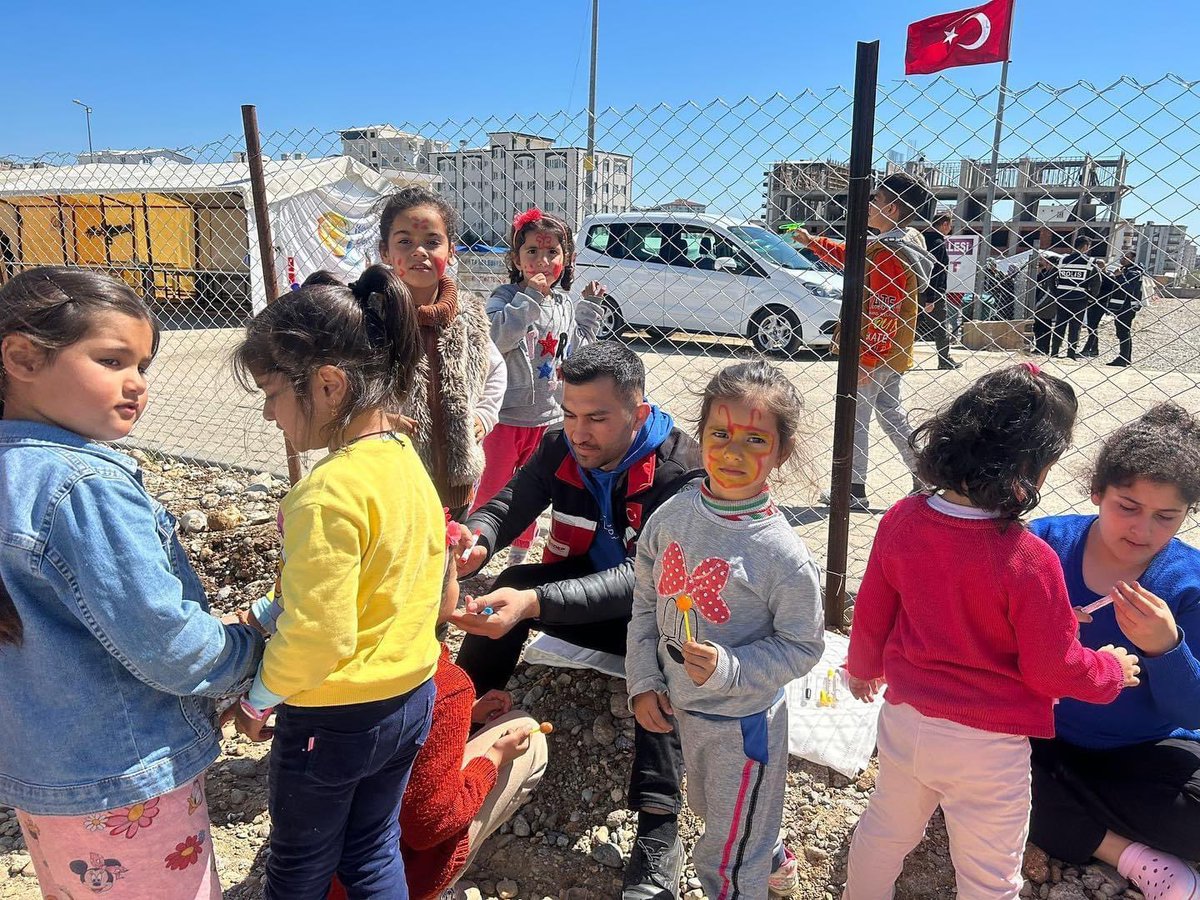 Kahtaasp's tweet photo. psikososyal Destek Çadırlarımızda; 
Hergün Yeniden Doğan Güneşimiz Olan Çocuklarımızın, Yaşadıkları Deprem Sonrasında NormalYaşamlarına Adapte Olabilecekleri ve Afetin Etkilerinden Uzaklaşmalarını Sağlayacak Etkinlikler Gerçekleştiriyoruz @sevketersahin @selamikorkutat2 https://t.co/EYefj6IKQG