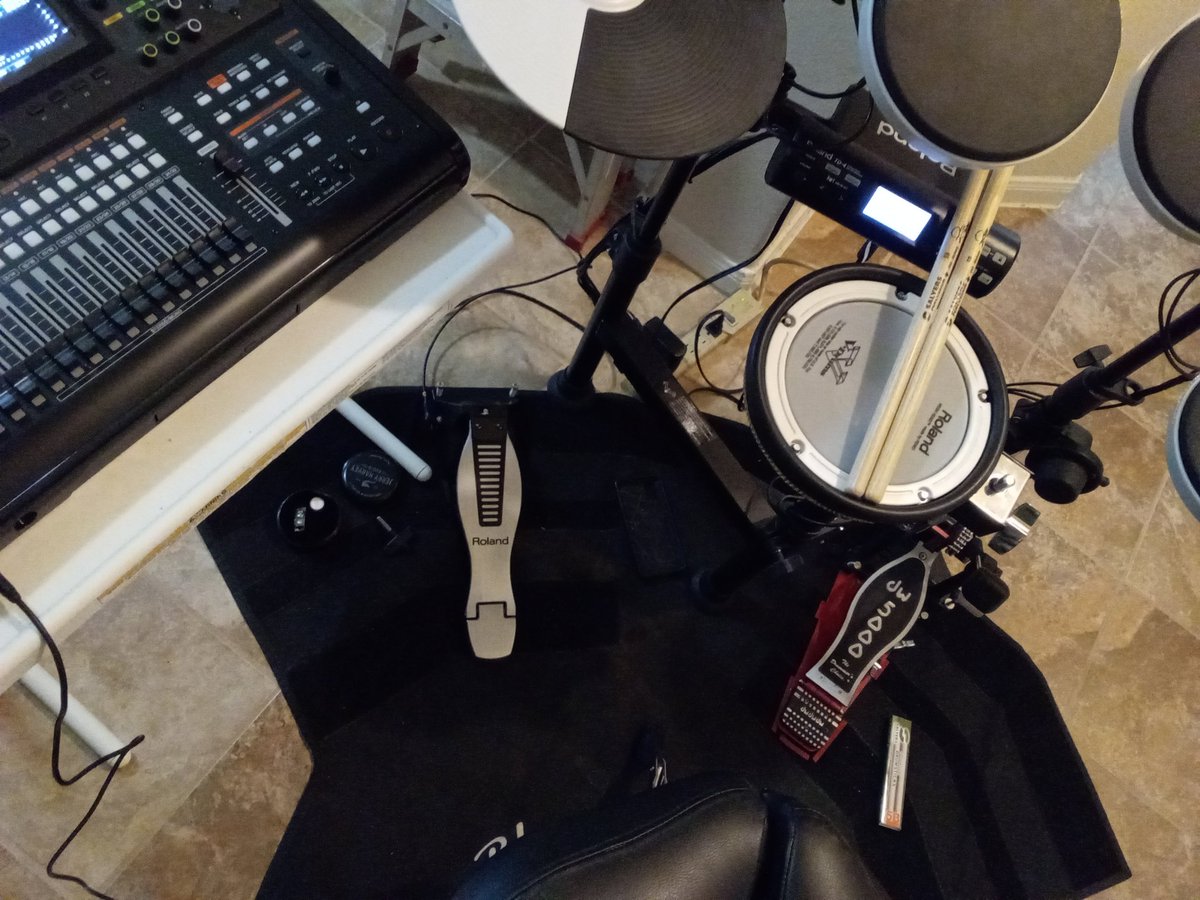 DPattersonMusic's tweet photo. Recording the demo drum tracks for the upcoming @MysteryLovesCo album. 
#drummer #musician #sessionmusician #sessiondrummer #DemoSession #electronicdrums #rolanddrums @RolandGlobal #salyerspercussionartist @SalyersPerc  #motionprodrumthrones  #mysterylovesco #dannypattersonmusic https://t.co/6b9dAQY68C