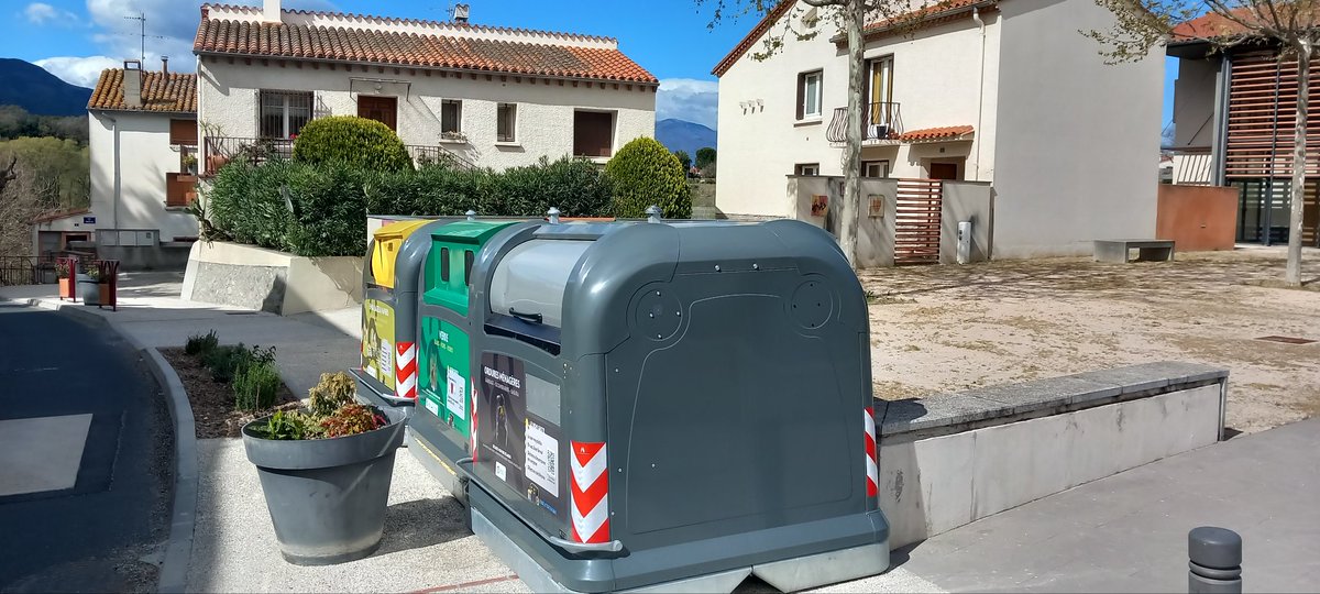 MaureillasLI's tweet photo. Bon, résumons : 
> plus de possibilités pour les piétons d'utiliser le trottoir
> la première image-impression que donne la mairie c'est le déchet 

Du grand art que cette installation des poubelles devant l'hôtel de ville !

#Maureillas https://t.co/VNlMTmWSZc