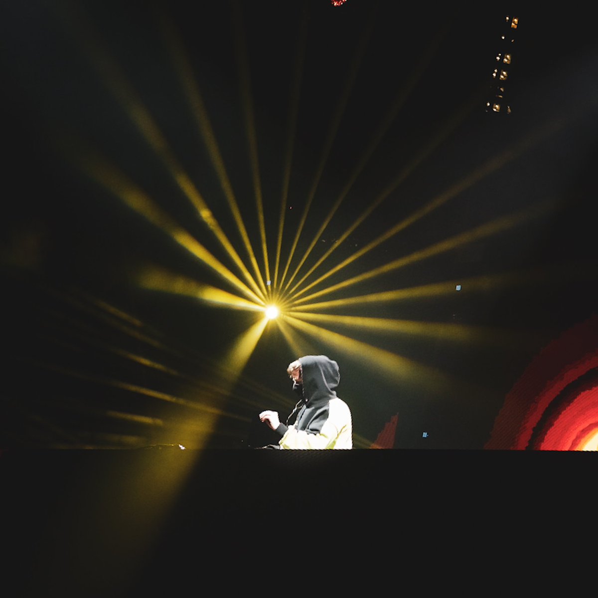 josephtan96's tweet photo. And another pic of @IAmAlanWalker that makes him look like an angel. Well, technically his music is a godsend so yeeeeaaaaa... I guess that's angel is kinda accurate https://t.co/PS8gOnCSiz