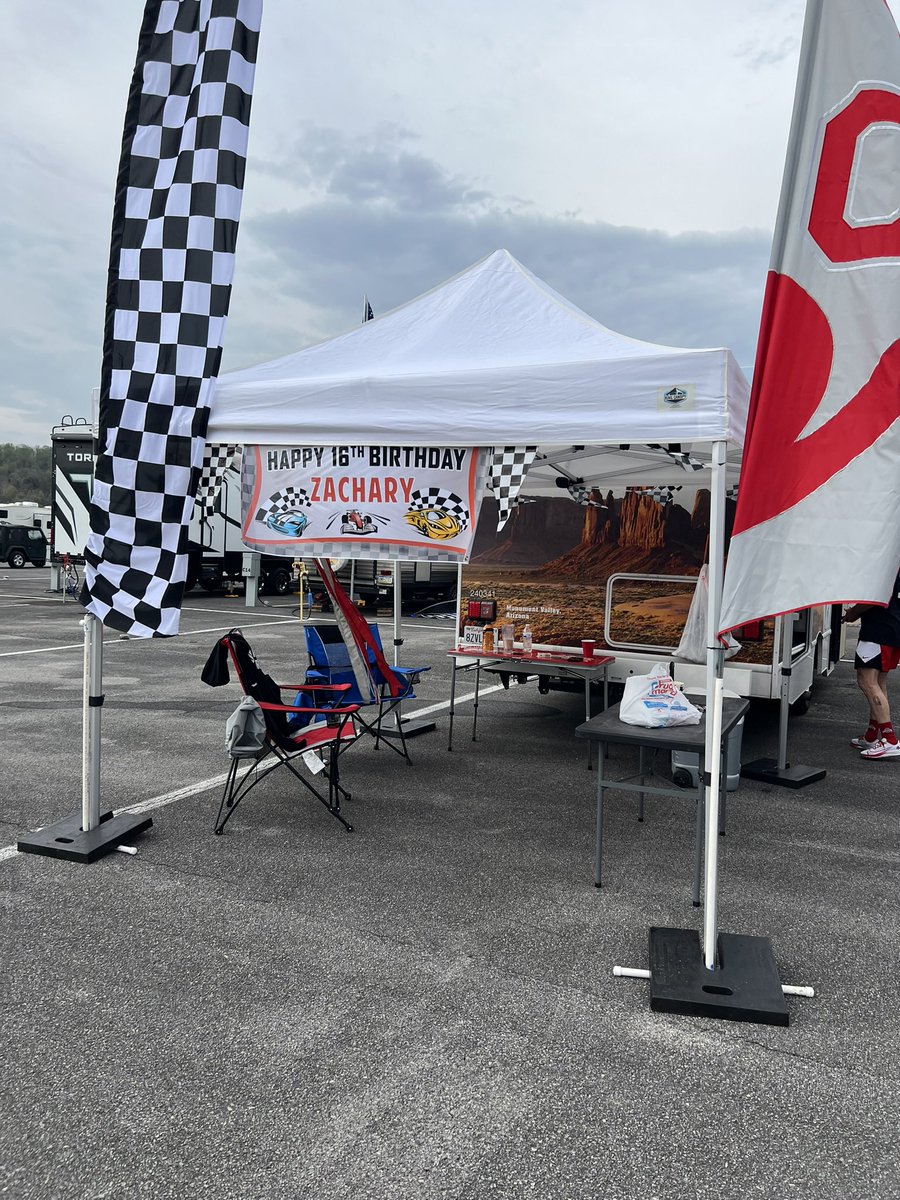 karafara08's tweet photo. #ItsBristolBaby @ClintBowyer @KyleLarsonRacin https://t.co/Xsd7xT4Xqf