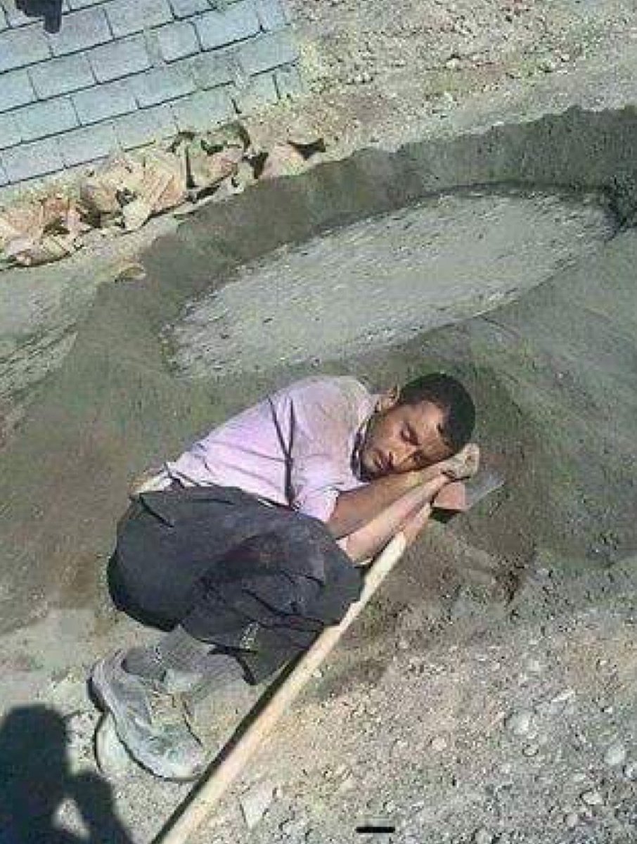 مابين لقمة العيش،،و مصاريف شهر رمضان،،وملابس العيد،، يخوض الأباء حروباً من أجل الأبناء♡ 🤲🏻اللهم لا تكسر رجلاً أمام أهل بيته في هذه الأيام