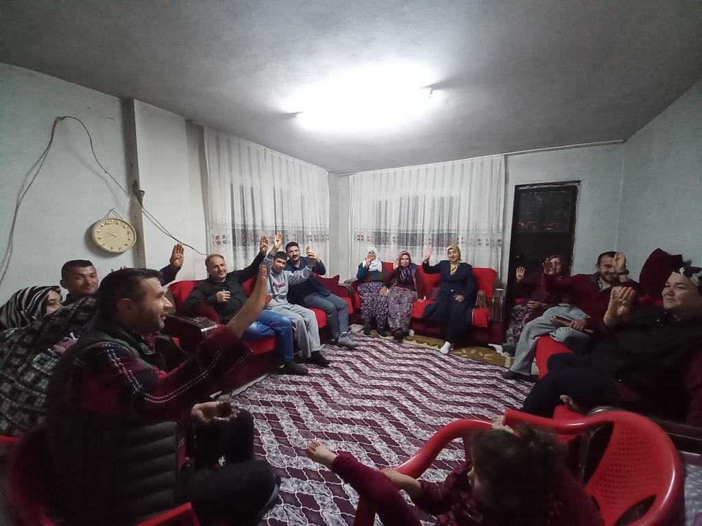 akkdn_osmaniye's tweet photo. Bizim davamız birlik, beraberlik, kardeşlik davasıdır. @rterdogan 
Bu mübarek Ramazan ayında birlik ve beraberliğimiz daim olsun diye İl Kadın Kolları Başkanı Sultan Okur öncülüğünde İl Kadın Kolları Yönetimi olarak ev ev kapı kapı gezmeye devam ediyoruz. https://t.co/MujIxqpsoB