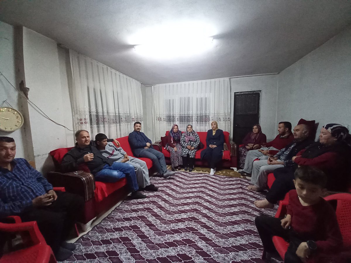 akkdn_osmaniye's tweet photo. Bizim davamız birlik, beraberlik, kardeşlik davasıdır. @rterdogan 
Bu mübarek Ramazan ayında birlik ve beraberliğimiz daim olsun diye İl Kadın Kolları Başkanı Sultan Okur öncülüğünde İl Kadın Kolları Yönetimi olarak ev ev kapı kapı gezmeye devam ediyoruz. https://t.co/MujIxqpsoB