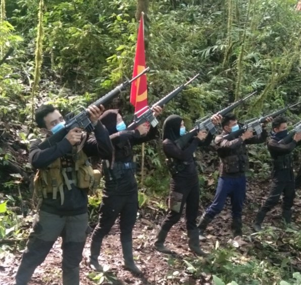 KPR_Brasil's tweet photo. Mulheres muçulmanas combatentes vestindo hijab nas fileiras do NPA (New People's Army) exercito revolucionário insurgente das Filipinas 

O NPA acolhe mulheres, pessoas LGBTQ+ e pessoas de qualquer religião e etnia. A maioria de seus combatentes são de grupos oprimidos.

Quem quiser acompanhar mais a luta do povo filipino nós recomendamos seguirem: @NOVACULTURAinfo @prwc_info3, @angbayan1969, @ka_parago e @rino_innameonly.