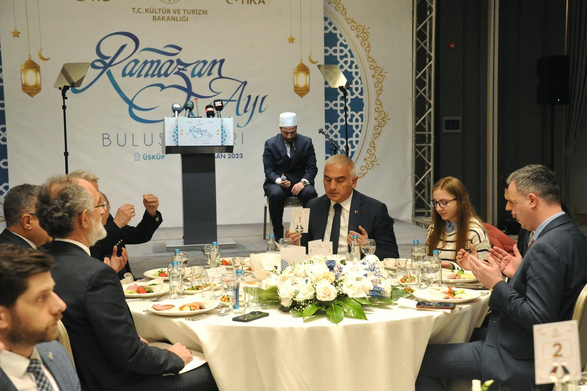 MehmetNuriErsoy's tweet photo. Huzurun ve bereketin sofrası olan iftarımızı bugün @yurtdisiturkler'in organizasyonu ile Üsküp'te kardeşlerimizle birlikte yaptık.

Bizleri iftar sofrasında ağırlayan bu topraklarda bir arada yaşayan farklı inanç ve kültürden insanlarla birlikteliğimizin daim olmasını diliyorum. https://t.co/G2ktvrX3MI
