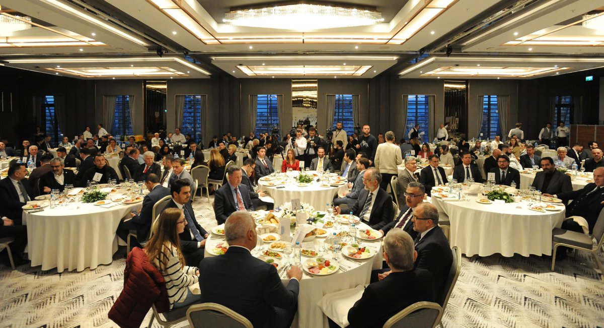 MehmetNuriErsoy's tweet photo. Huzurun ve bereketin sofrası olan iftarımızı bugün @yurtdisiturkler'in organizasyonu ile Üsküp'te kardeşlerimizle birlikte yaptık.

Bizleri iftar sofrasında ağırlayan bu topraklarda bir arada yaşayan farklı inanç ve kültürden insanlarla birlikteliğimizin daim olmasını diliyorum. https://t.co/G2ktvrX3MI