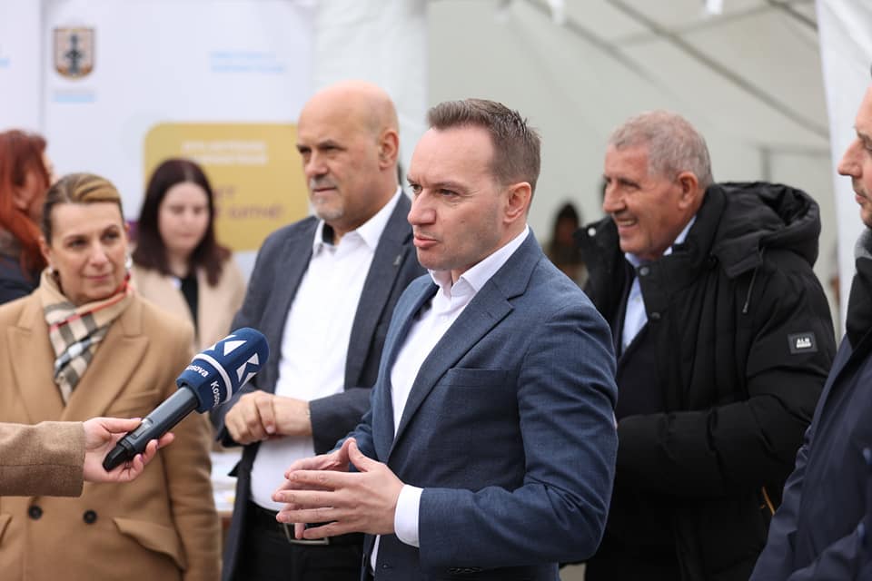 albanzogaj's tweet photo. Në sheshin "Zahir Pajaziti" në Kryeqytet, shënuam Ditën Botërore të Shëndetësisë. Me iniciativën e Drejtorit të Shëndetësisë z. Izet Sadiku u promovuan shërbimet të cilat kryhen në Kujdesin Parësor Shëndetësorë.

#Prishtina #Shëndetësia #7Prill #PR4PR https://t.co/3IG1qfdV7L