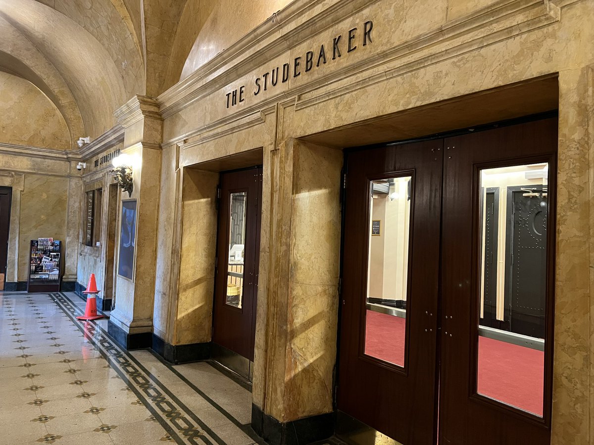 Lisa_Fielding's tweet photo. If the walls could talk! One of #Chicago’s oldest buildings along the Mag Mile is celebrating a special anniversary! Coming up @WBBMNewsradio , inside the historical @FineArtsBldg ! https://t.co/FdqaFmebvt