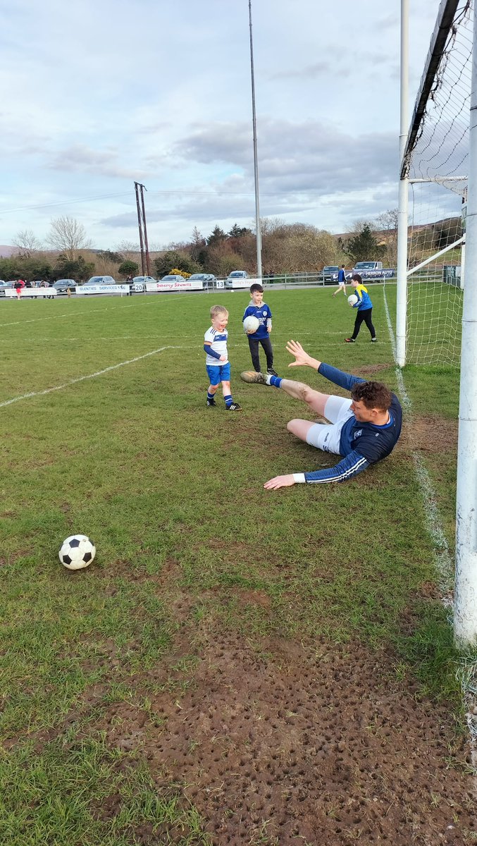 Paudie had his work cut out for him with the young stars in the making during half time at our senior game this evening  #bringaball #healthyclubs
