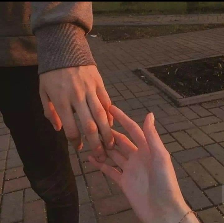 ml_e11's tweet photo. "من يحبنا ونحن في أسوء حالاتنا، هم من يستحقون أن يبقوا في قلوبنا للأبد." ♥️

- https://t.co/gZ08VHH370