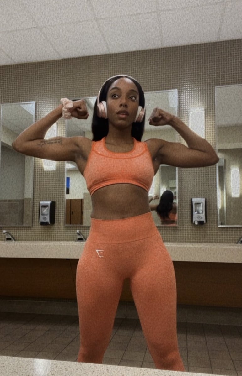 alexissTyler's tweet photo. Imagine working out. Imagine getting an uncommon yet potentially FATAL illness from working out. 

Then imagine getting a $19,000+ bill from the hospital while living in the “greatest country” on earth. IMAGINE. https://t.co/tkpJrS8diH