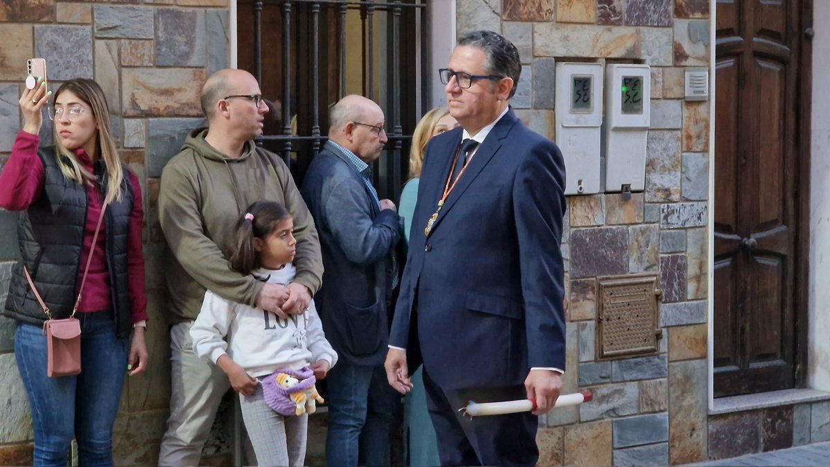CsManises's tweet photo. Esta tarde-noche, Cs Manises hemos asistido al Descenso de la Cruz y posterior procesión por las calles de nuestro #Manises.
Emotiva procesión donde los asistentes hemos mostrado respeto y honrado nuestra cultura y tradiciones.
#CSconLasTradiciones
#CSconManises
#PorLosTuyos https://t.co/J136Vw7FBV