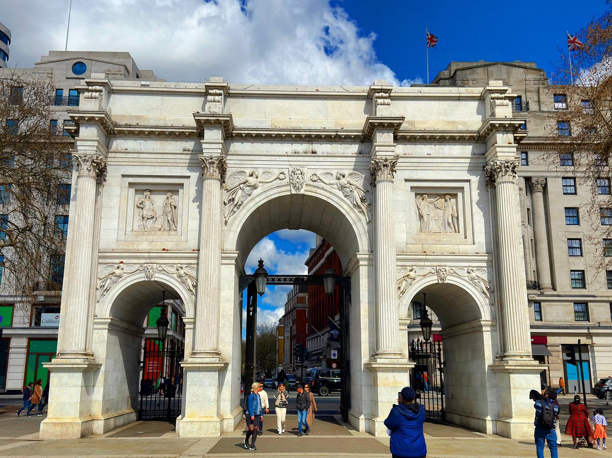 An hour between trains to drive today means I got to go for a stroll, I’m lucky that I get to go to a place I love going to so regularly! #traindriver #London #MarbleArch #Igettobeatourist