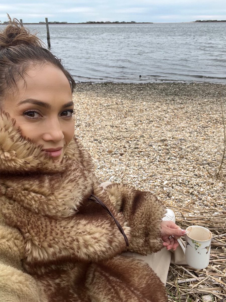 JLo's tweet photo. #ThisIsMeNow

Tweet a pic of yourself right NOW using #ThisIsMeNow and I’ll RT my faves 🤍

I’m your hummingbird…
I be sending you signs 
Hummingbird 
Tryin’ to tell you it’s fine… 

#Hummingbird https://t.co/ThqQ7dpHcT