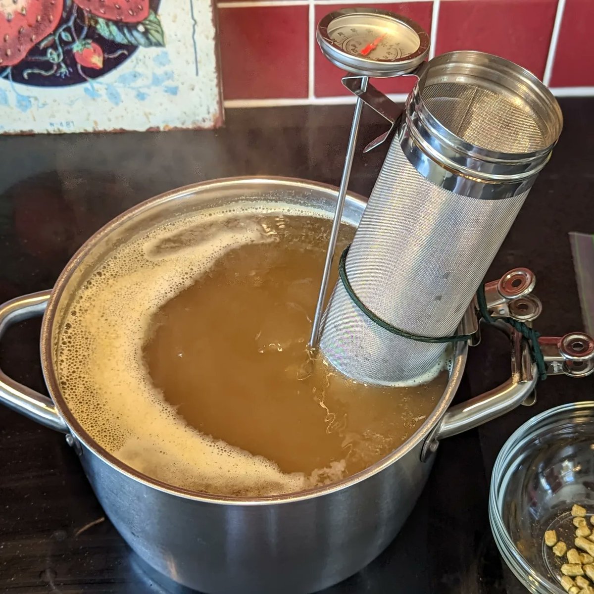 BragdyBoyd's tweet photo. We don't do things by half here at @bragdyboyd! 💪

A DOUBLE BREW DAY!! One 23L batch and a trial 5L batch are both boiling away simultaneously!! 🙃

With #SummerVibesIII on its way, we're getting things prepped early this year. Allowing as much conditioning time as possible! 😜 https://t.co/X7S0dICiNA