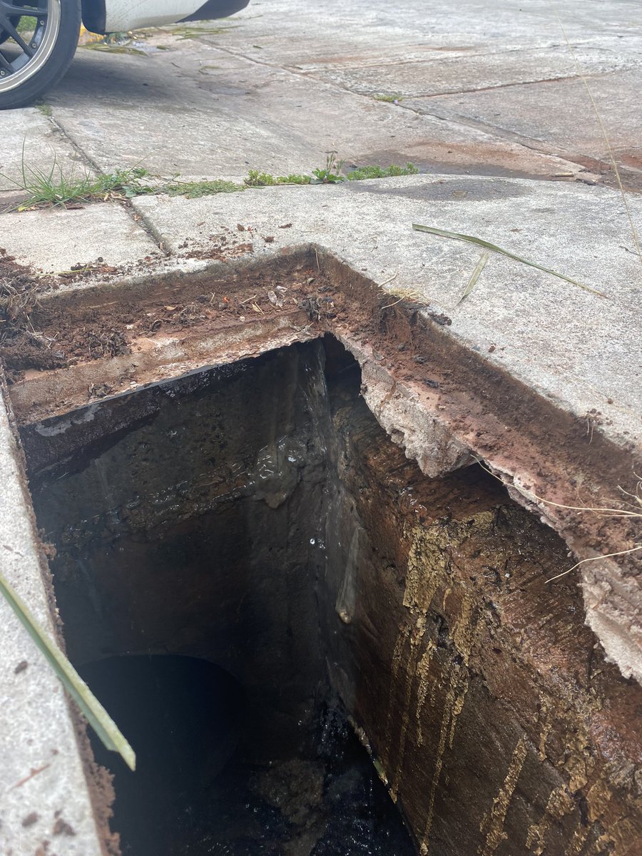 GlennonHudson's tweet photo. Señores del @311Panama me dicen ustedes que esto compete al @mop y esto es @SaneamientoPma y @IDAANinforma son aguas negras y están llegan a una quebrada @TReporta @tvnnoticias https://t.co/vJ3kuZjijl