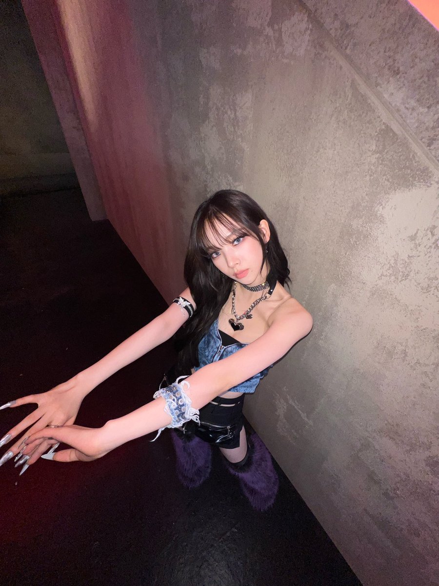 ujiminphoria's tweet photo. KARINA IS SO DAMN FINE https://t.co/URC05w5fFL