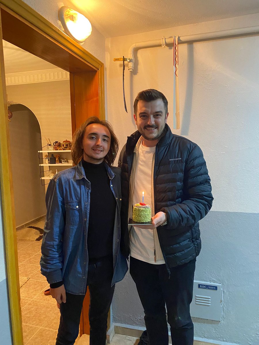 akgncyenisehir's tweet photo. 2023 yılında ilk kez oy kullanacak genç kardeşlerimizin sürpriz yaparak doğum günlerini kutlamaya devam ediyoruz. 
Beraber yürüyeceğimiz nice senelere inşallah 🙏🎂 https://t.co/0pO7hPYB31