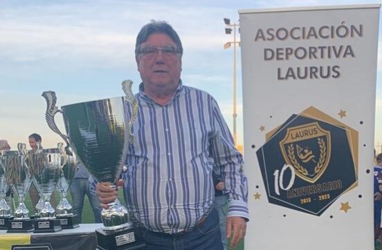 📸 🏆🥇 Entrega de trofeos #LaurusCup @infolaurus a la que ha acudido Jacinto A. Alonso, presidente @fedriojafutbol. Disfrutamos con los 👦👧 en esta fiesta del fútbol. #SemanaSantaBase♥️