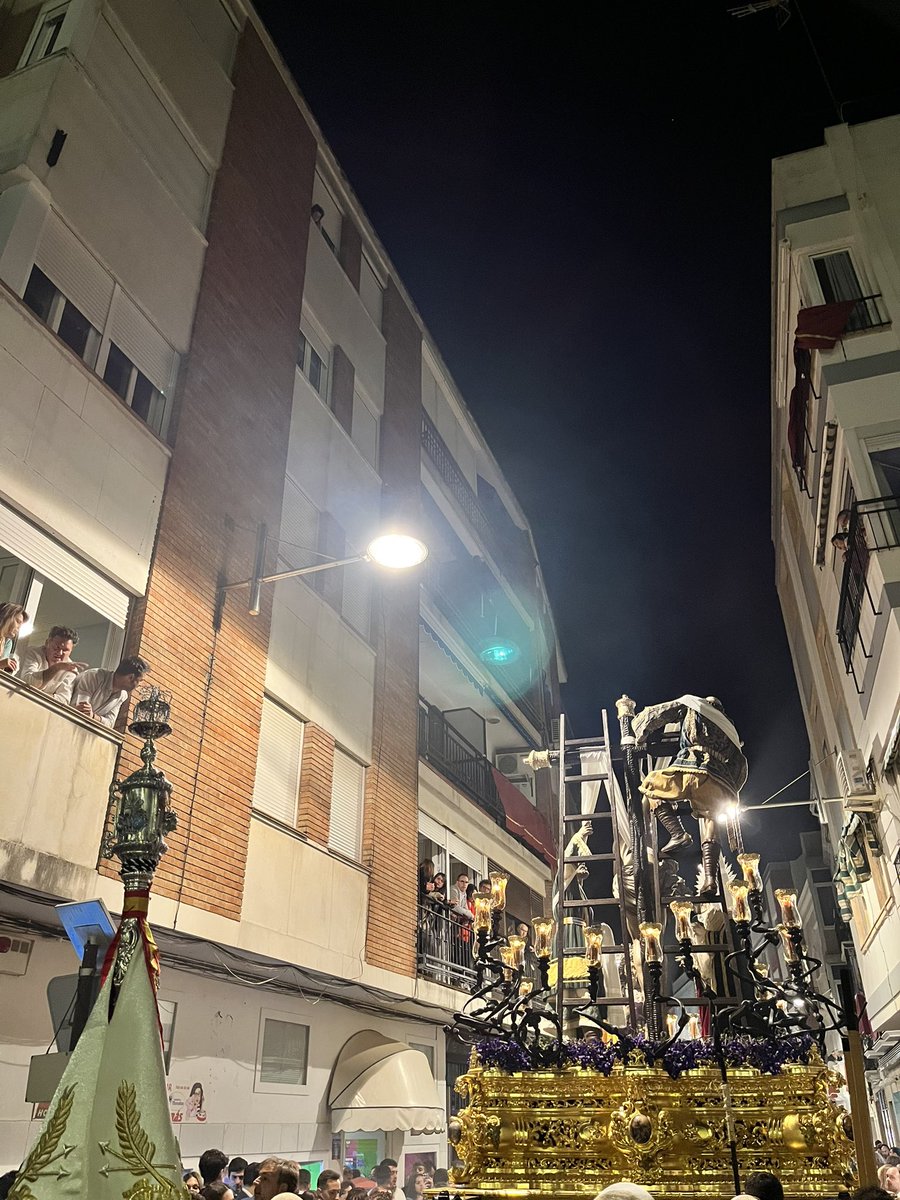 bandasaludcord's tweet photo. El Sagrado Descendimiento continua su caminar a través de la calle San Juan de Ávila con las siguientes marchas: 

Amor de un Barrio
Amaneceres
Ave María 
Eternidad

@descendimiento 
#SienteSalud #SemanaSanta https://t.co/EZdQyCLuVZ