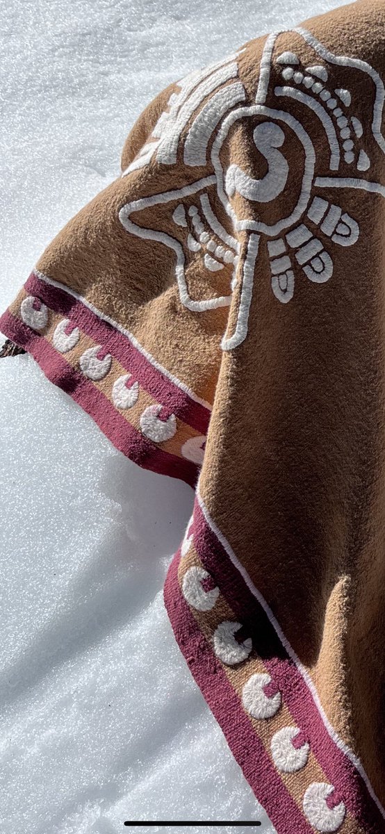 tilmatli_p's tweet photo. Photo opportunity in the snow with the Ometochtecomayotilmatli tenixyo. 

#tenixyo #granacochinilla #cotton #tilmatli #snow #tochtli #coyuchi https://t.co/YQGjR1c20W