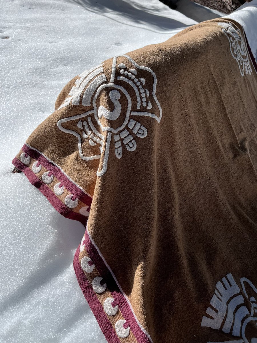 tilmatli_p's tweet photo. Photo opportunity in the snow with the Ometochtecomayotilmatli tenixyo. 

#tenixyo #granacochinilla #cotton #tilmatli #snow #tochtli #coyuchi https://t.co/YQGjR1c20W