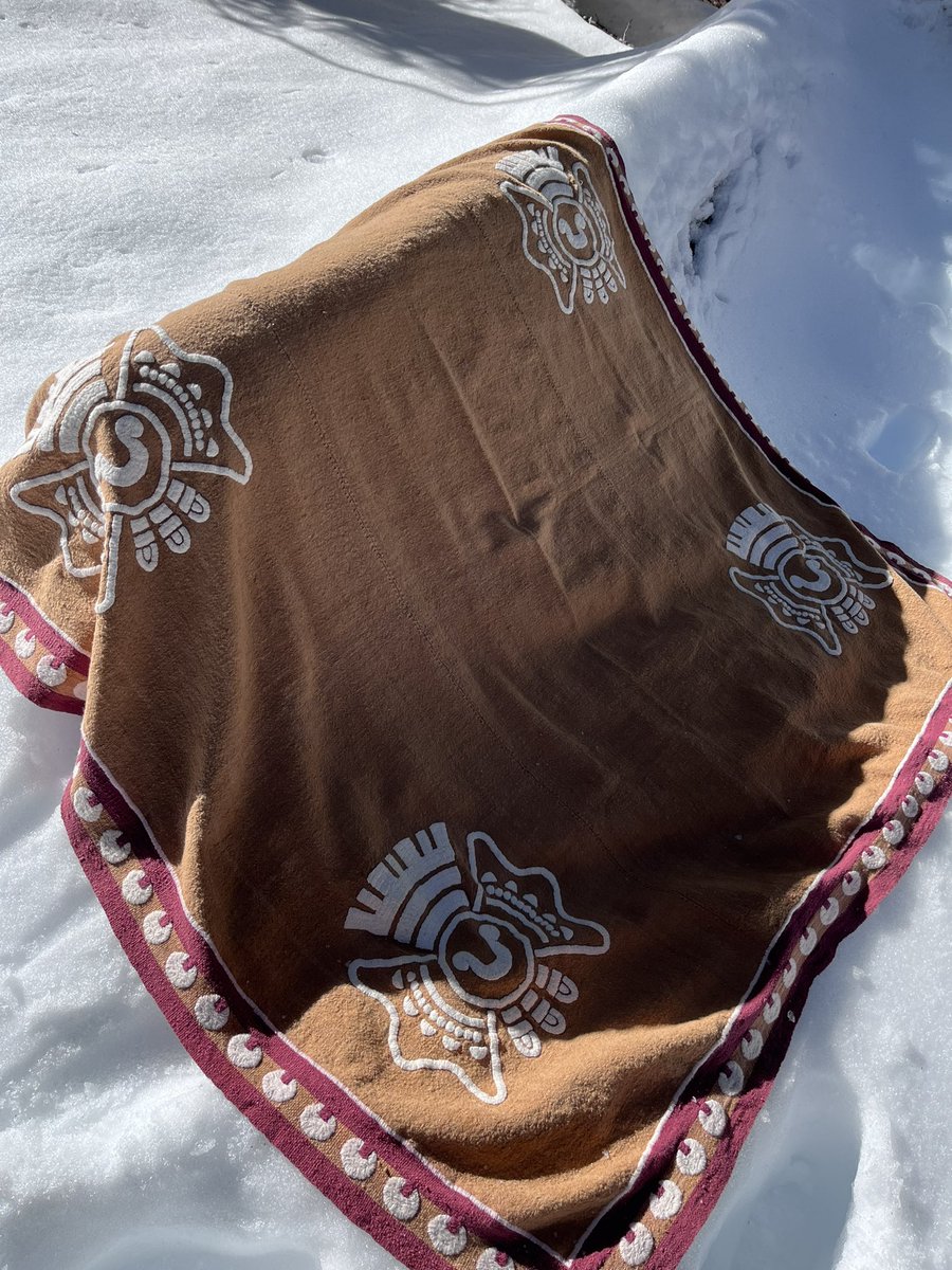 tilmatli_p's tweet photo. Photo opportunity in the snow with the Ometochtecomayotilmatli tenixyo. 

#tenixyo #granacochinilla #cotton #tilmatli #snow #tochtli #coyuchi https://t.co/YQGjR1c20W