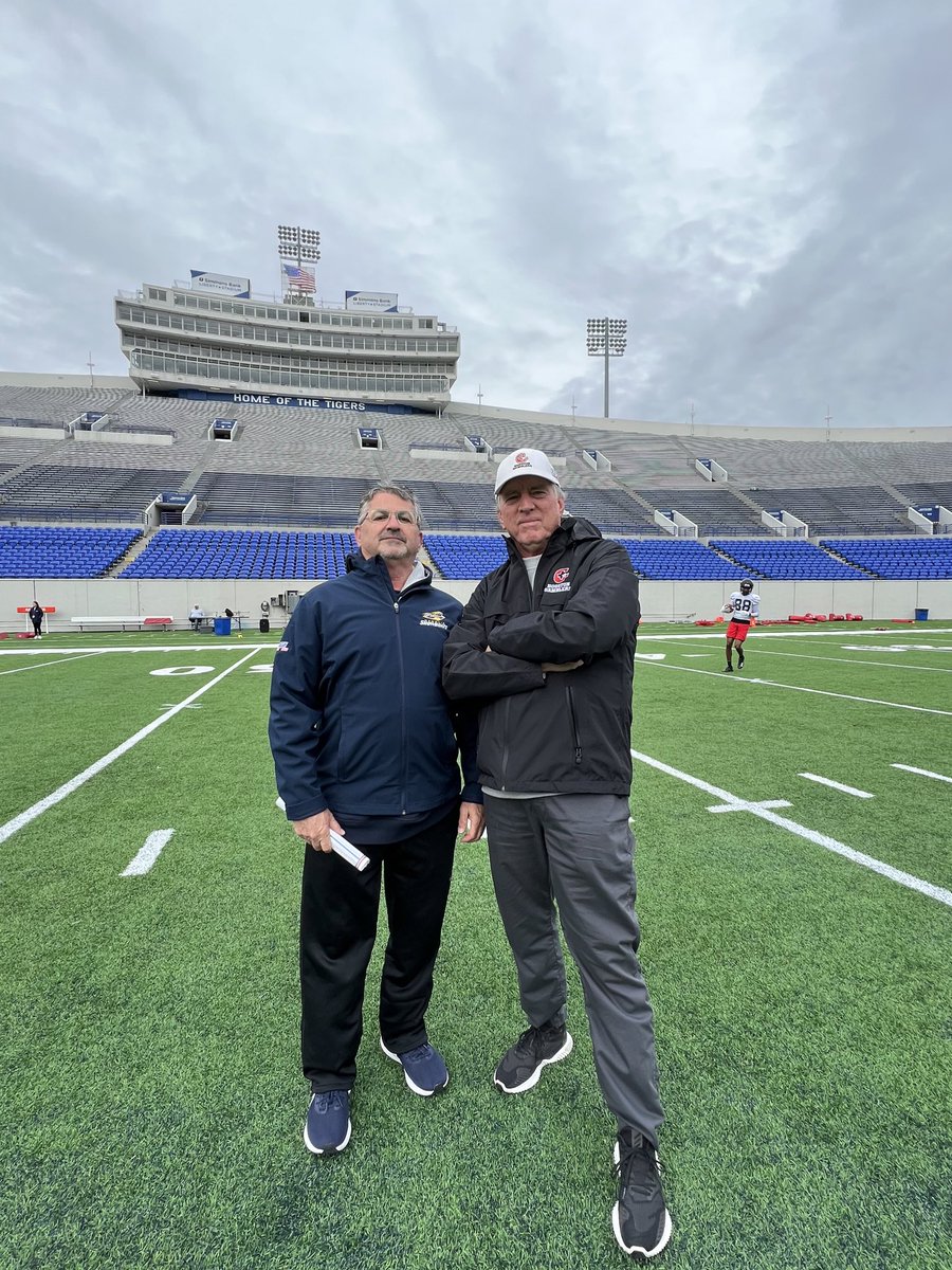UFLonFOX's tweet photo. The BEST in the BIZ 🤩🏈

@USFLShowboats GM @DaveRazzano &amp; @USFLGamblers GM @coachmo4040  at their teams’ joint practice today 🤝 https://t.co/pPqeQIODWD