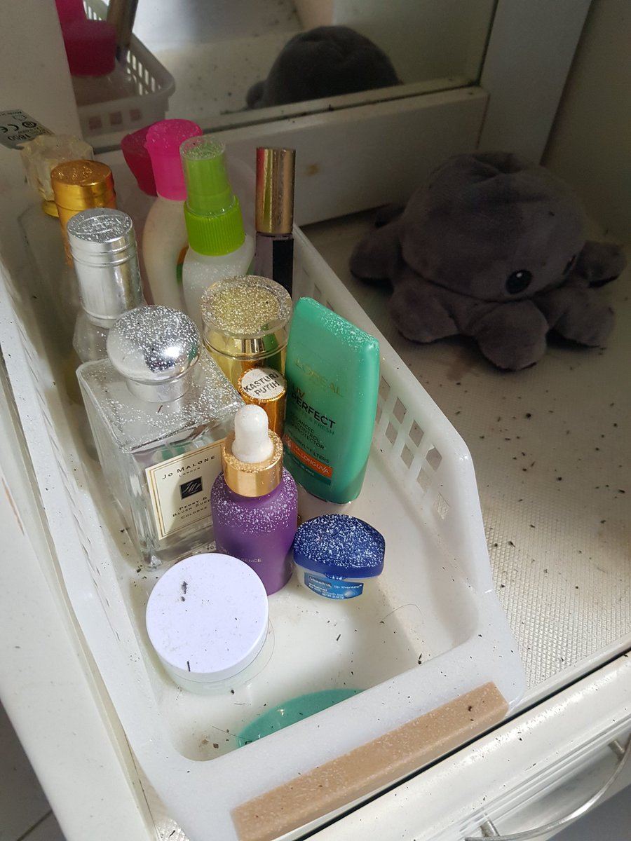 Delurveme's tweet photo. just want to put it here, look how dirty it is 😭 it should be my collection of perfumes and miscellaneous, but its time to thow it away 😭 https://t.co/jhwnPn5pNg
