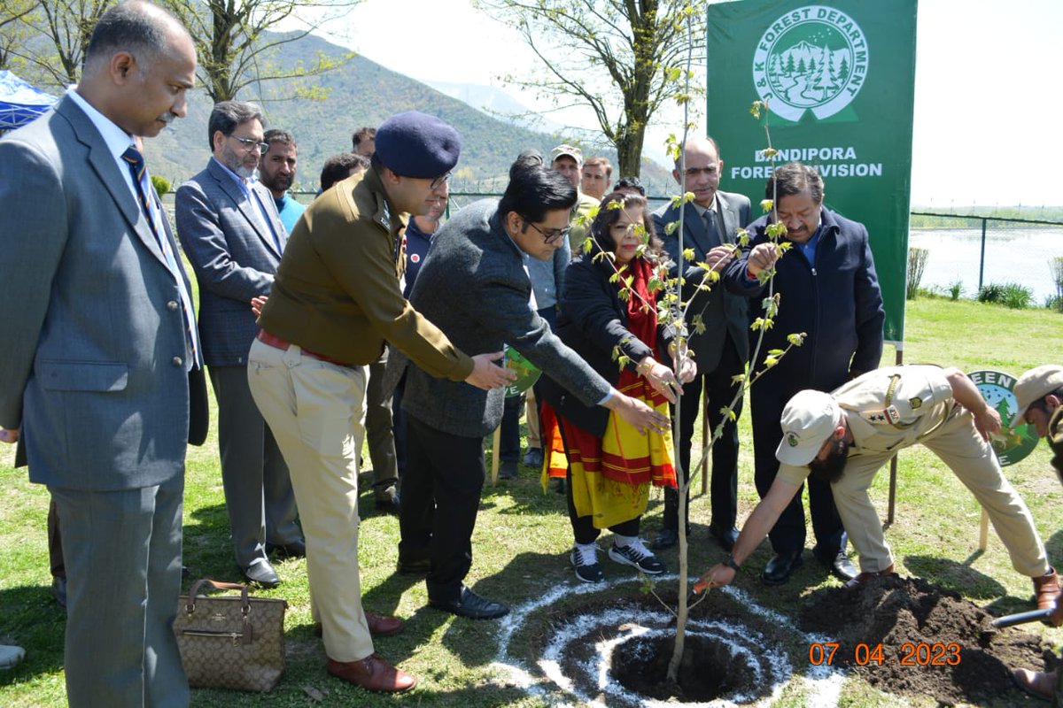 RisingKashmir's tweet photo. #Govt #committed to #promoting eco-tourism of #Wularlake: #UnionSecretary
Reports @shafat__malik
https://t.co/rIbaSzyqsS https://t.co/OyKn4MNLVX