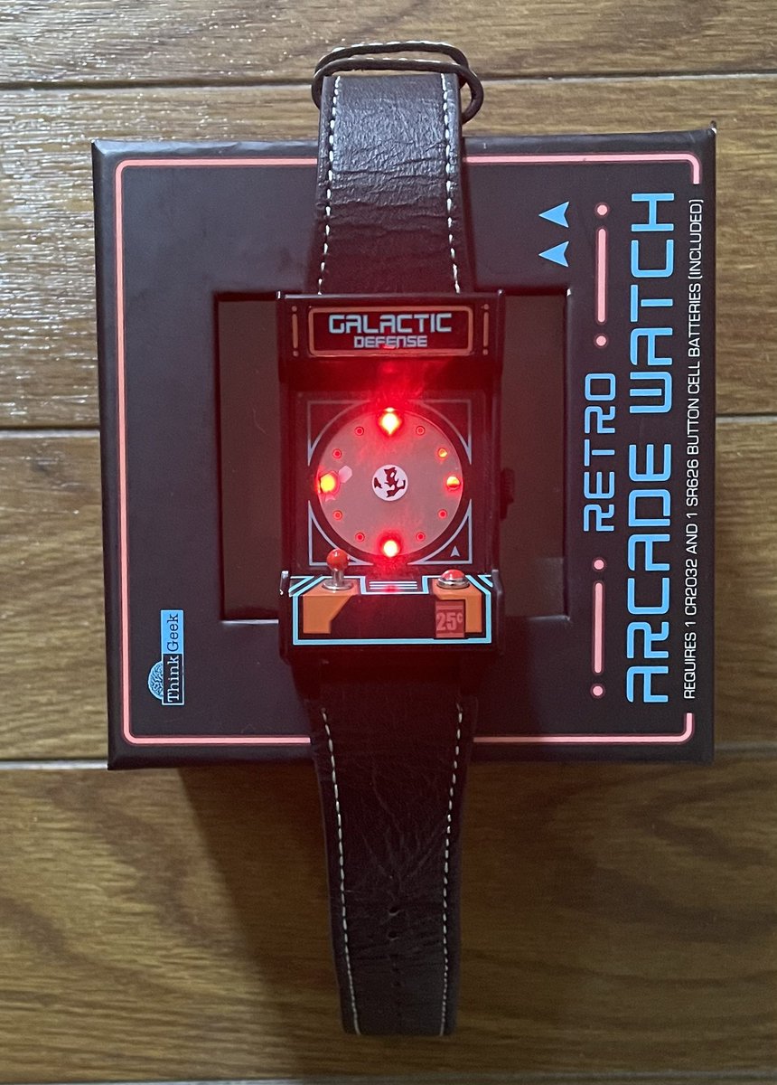uogBH8ZIDJpWv1q's tweet image. 時とノスタルジーを刻む時計!🕹️
let's ノスタルジック! ⌚️
#ThinkGeek 
#RETRO_ARCADE_WATCH